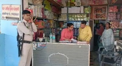 पटाखा मार्केट में GST का छापा, व्यापारियों में हड़कंप, दुकानें बंद कर भागे