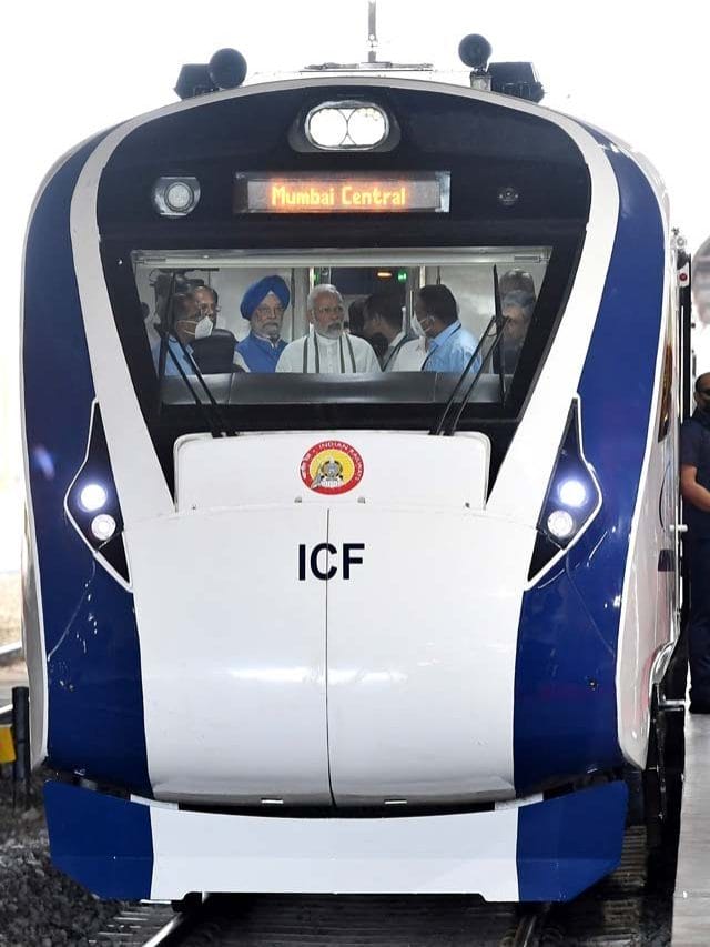 वंदे भारत ट्रेन में प्रधानमंत्री नरेन्द्र मोदी
