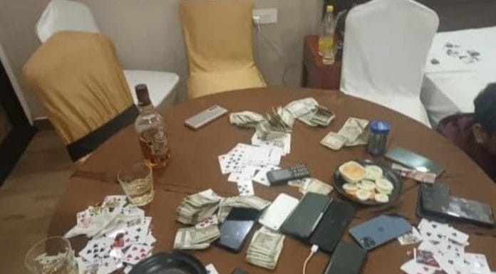 देर रात पुलिस का छापा, होटल के कमरे में जुआ खेल रहे 11 जुआरी गिरफ्तार, 3 लाख से ज्यादा का कैश जब्त
