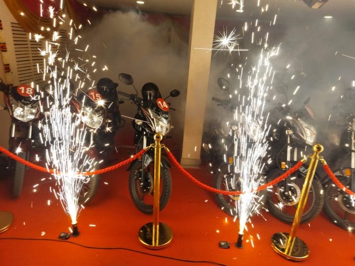 Diwali Gift: दिवाली पर इस राज्य में मालिक ने अपने कर्मचारियों को गिफ्ट में दी कार और बाइक