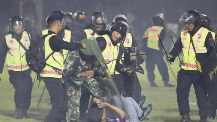 Indonesia Soccer Match Tragedy : मैच के नतीजे से उग्र हुए फैंस, स्टेडियम में भगदड़, हिंसक हादसे में 150 लोगों की दर्दनाक मौत, राष्ट्रपति ने जताया खेद