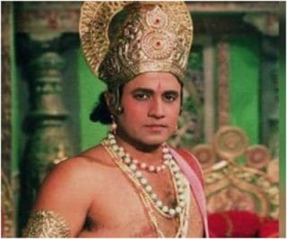 एयरपोर्ट पर अरुण गोविल के चरण छूती महिला का वीडियो तो आपने देखा ही होगा.. अब देखिये उसके बाद क्या हुआ