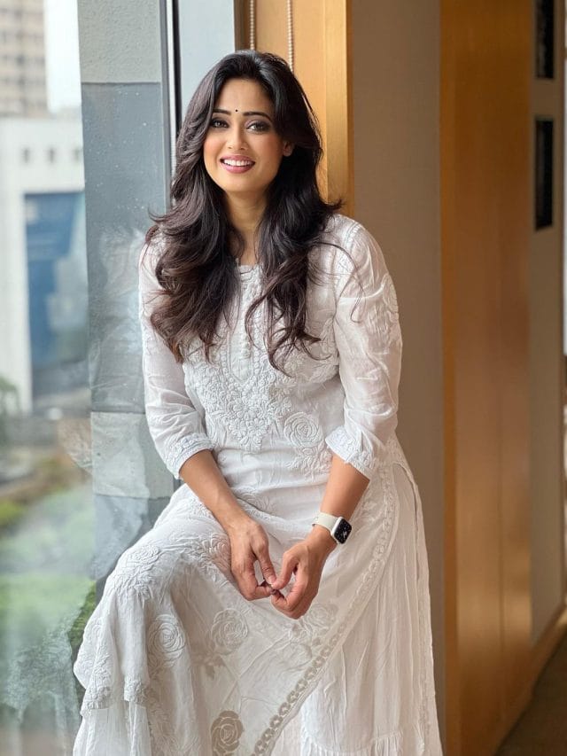 वाइट सूट में बेहद खूबसूरत लग रही श्वेता तिवारी, देखें फोटो