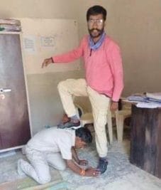 पटवारी ने धमकाकर जनपद सदस्य से मंगवाई माफी, पीठ पर पैर रख खुद किया फोटो वायरल
