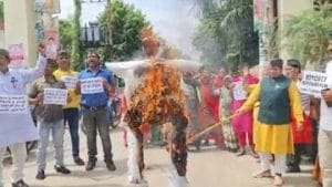 वाराणसी में सड़क पर उतरकर लोगों ने किया Adipurush का विरोध, जलाए कलाकारों के पुतले
