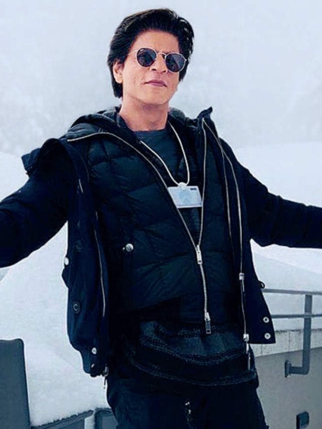 “मन्नत” के आगे उमड़ी फैंस की भीड़, शाहरुख खान ने अनोखे अंदाज में किया धन्यवाद