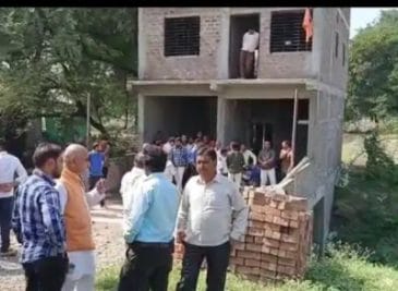 अतिक्रमण हटाने पहुंची नगर निगम की टीम नहीं कर सकी कार्रवाई, रहवासियों ने जमकर किया विरोध