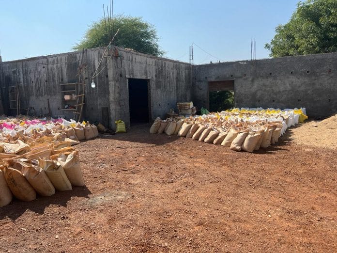 मंदसौर पुलिस ने सपानिया गाँव स्थित एक गोदाम में दी दबिश, 30 टन नकली खाद किया बरामद