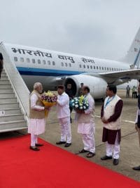 बेंगलुरु पहुंचे PM मोदी, देश के 5वें वंदे भारत एक्सप्रेस को दिखाई हरी झंडी; नादप्रभु केम्पेगौड़ा की प्रतिमा का किया अनावरण