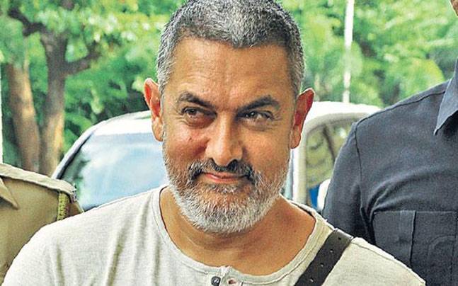 Aamir Khan को एक बार फिर आशुतोष गोवारिकर की मां की अंतिम यात्रा में किया गया स्पॉट, यूजर ने कमेंट कर कही ये बातें