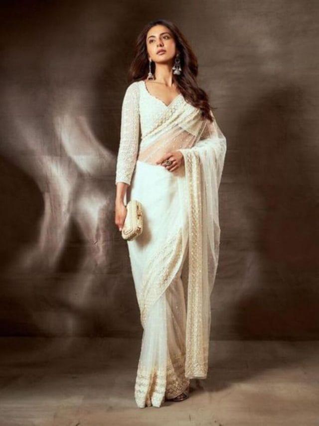 सफेद साड़ी पहनकर रकुल प्रीत ने ढाया कहर, अदाओं ने बनाया फैंस को दीवाना