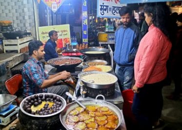 सालों से दुनियाभर में फेमस हैं Indore Night Culture, सराफा चौपाटी और 56 दुकान में कभी नहीं हुई अप्रिय घटना