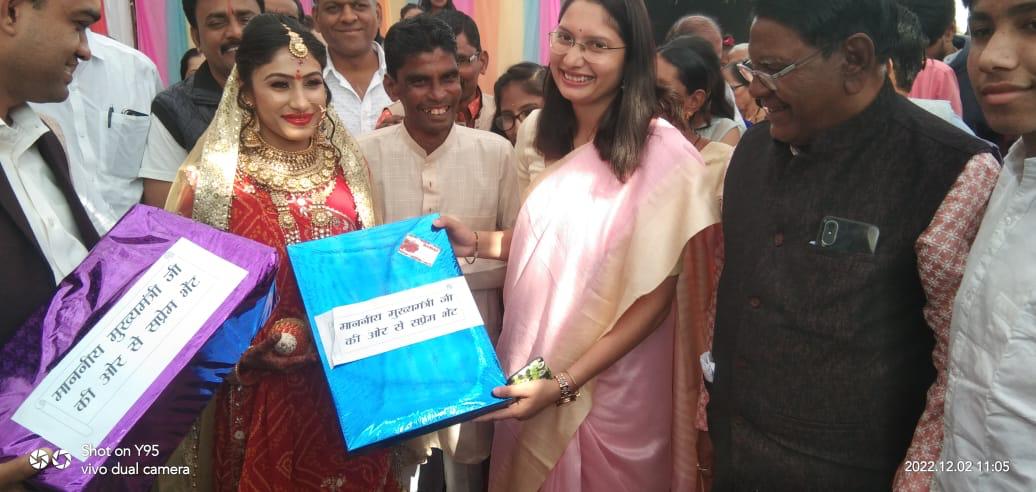 सीएम शिवराज ने निभाया अपना वादा, शिवम की बहन की शादी के लिए आर्थिक सहायता और उपहार दिए