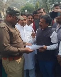 BJP जिला उपाध्यक्ष के खिलाफ प्रदर्शन, युवक पर जानलेवा हमला करने का आरोप