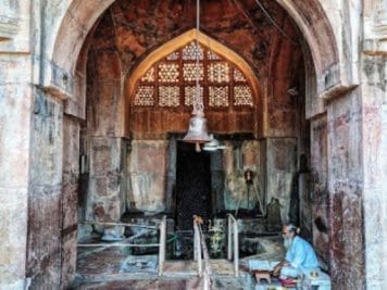 MP Tourism : मांडू के इस मंदिर में विदेशी भी झुकाते हैं अपना सिर, ये हैं मान्यता