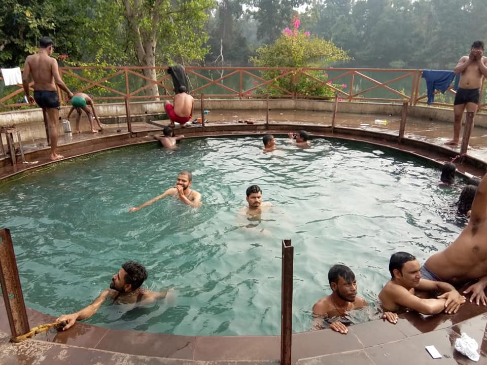 MP का ये गर्म कुंड है बेहद फेमस, स्नान करने से मिलती है इन रोगों से मुक्ति