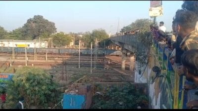 खंडवा में ओवरब्रिज से नशे में धुत युवक कूदा, 40 फीट नीचे रेलवे पटरी पर गिरा, बोला- मामूली टेंशन थी