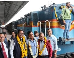 अपने आखरी सफर पर जब निकली ट्रेन, भावुक होकर यात्रियों और स्टाफ ने कहा "अलविदा "
