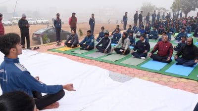 सर्दी और कोहरे में भी बच्चों में दिखा जोश, “सामूहिक सूर्य नमस्कार” कर स्वामी विवेकानंद को किया याद