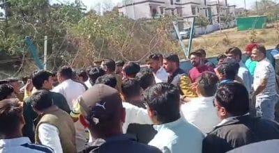 विधायक के वाहन को घेरा, प्रदर्शनकारियों और ड्राइवर के बीच जमकर हाथापाई, विकास यात्रा में शामिल होने जा रहे थे MLA