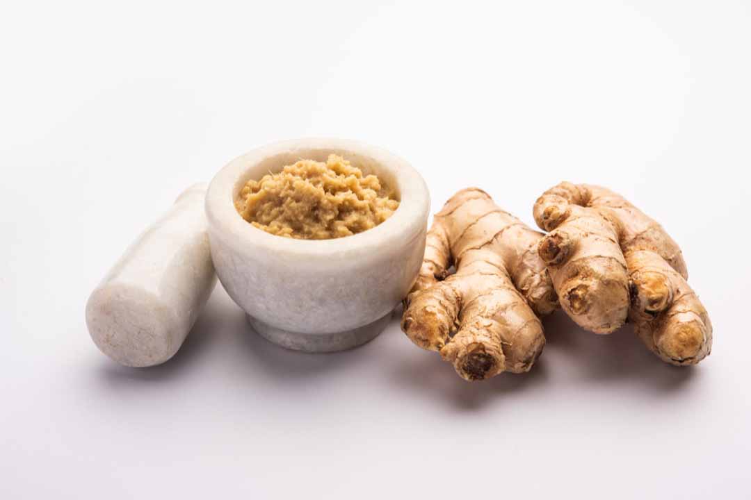 घर में रखी अदरक है डैंड्रफ का पक्का इलाज, जान लीजिए इलाज का सही तरीका