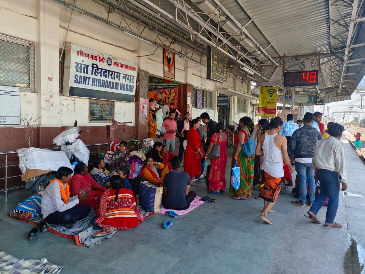 Bhopal News: बैरागढ़ रेलवे स्टेशन पर कुबेरेश्वर धाम की भीड़, DRM ने देखी व्यवस्थाएं