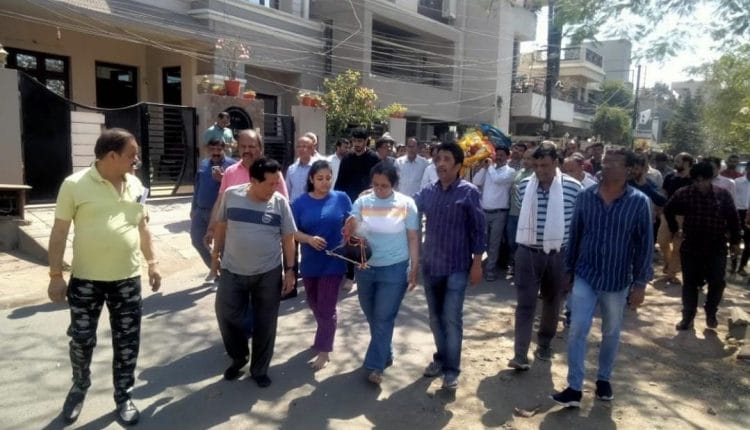 mpbreaking41774611 प्रिंसिपल विमुक्ता शर्मा को अंतिम विदाई, परिजनों और कालेज स्टाफ के साथ ही छात्र-छात्राओं का रो रोकर बुरा हाल । Final farewell to Indore Principal Vimukta Sharma ...