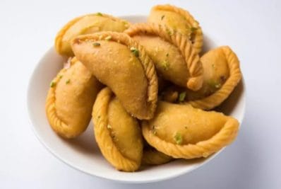 Holi 2023: होली के पर्व पर आखिर क्यों बनाई जाती है गुजिया, यहां जानें इतिहास और महत्व