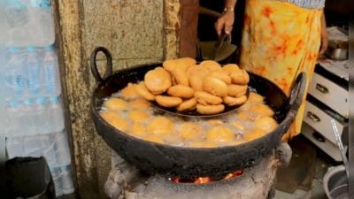 Indore Famous Food : क्या आपने खाई इंदौर की बम कचौरी? हर कोई है दीवाना