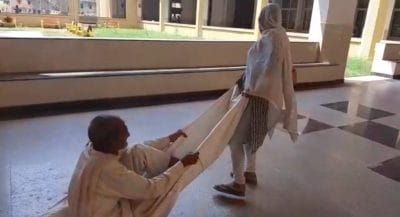 1000 बिस्तर का अस्पताल, व्यवस्थाएं ठन ठन गोपाल, मरीज बेहाल, चादर के स्ट्रेचर पर ससुर को ले जाती बहू का वीडियो वायरल