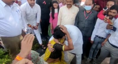 निरीक्षण पर निकले सिंधिया का अलग अंदाज, बुजुर्ग महिला को गले लगाकर कही बड़ी बात, महिला ने दिया आशीर्वाद