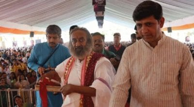 Sri Sri Ravi Shankar के सानिध्य में हजारों लोगों ने इंदौर में किया योग, हुआ रुद्र पूजन