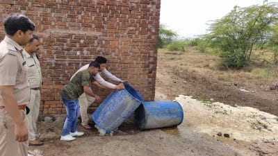 Dabra News : अवैध शराब के खिलाफ पुलिस की बड़ी कार्रवाई, मिट्टी में मिलाया लाखों का लहान