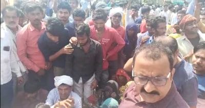 Chhatarpur News : बेमौसम बारिश से फसलें हुई बर्बाद, मुआवजे की मांग को लेकर किसान सड़क पर उतरे