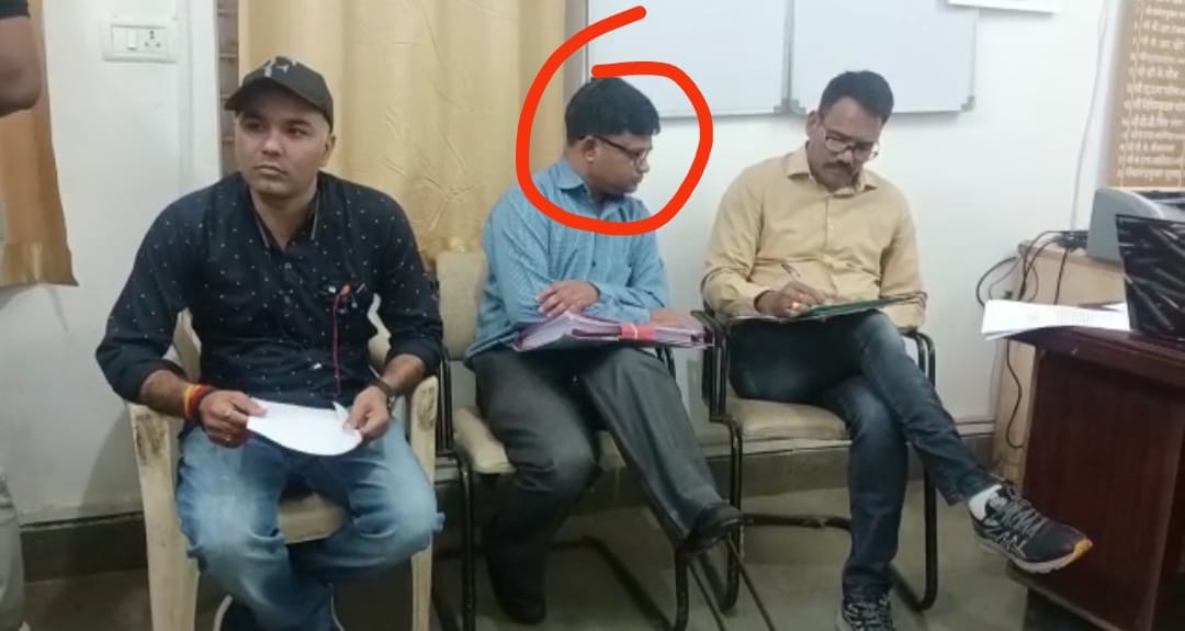 खाद्य विभाग का अधिकारी 30 हजार रुपये की रिश्वत लेते लोकायुक्त पुलिस ने पकड़ा, कलेक्ट्रेट में मचा हडकंप