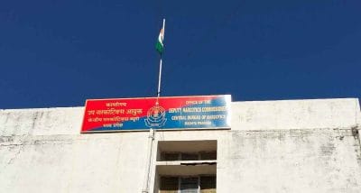 Neemuch News : कंटेनर से शराब सहित 920 किलो डोडा चूरा किया जब्त, आरोपी फरार