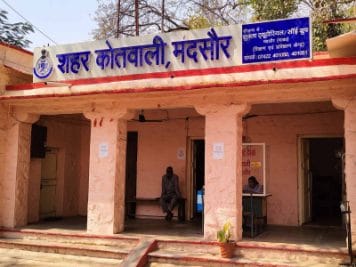 Mandsaur News : कुख्यात तस्कर बाबू सिंधी के घर पर पुलिस ने दी दबिश, भारी मात्रा में पीडीएस का चावल जब्त