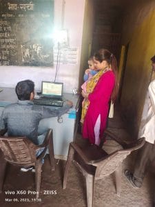 MP के मुरैना में ड्यूटी संग ममत्व की तस्वीर, गोद में बेटी लेकर कई परीक्षा केंद्रों का किया निरीक्षण