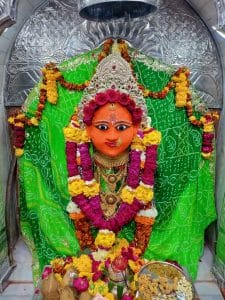 एक ऐसा रहस्यमय मंदिर, जहां माता की मूर्ति दिन में बदलती है तीन बार अपना स्वरूप