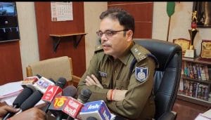 सड़क दुर्घटनाओं को रोकने लिए यातायात नियमों का सख्ती से कराएं पालन : एसपी विवेक सिंह
