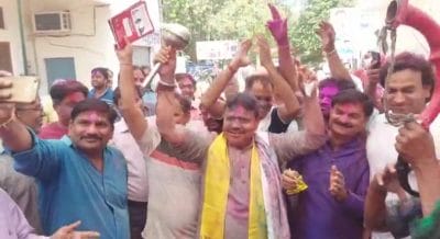 Holi 2023 : ढोल की धुन पर झूमे ऊर्जा मंत्री, उड़ाया गुलाल, गरीब महिलाओं को बांटे रुपये, खिलाई मिठाई