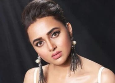 Tejasswi Prakash Pics: तेजस्वी प्रकाश की तस्वीरों ने इंटरनेट पर लगाई आग, एक्ट्रेस के सवाल ने फैंस को किया हैरान