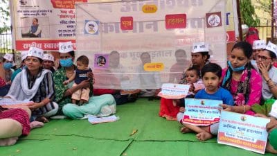 Betul News : एनएचएम संविदा स्वास्थ्य कर्मचारियों का शासन के विरोध में अनूठा प्रदर्शन