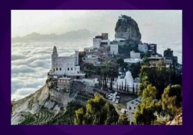 Strange Village: बादलों के ऊपर बसा हुआ है ये खूबसूरत गांव, यहां कभी नहीं होती बारिश