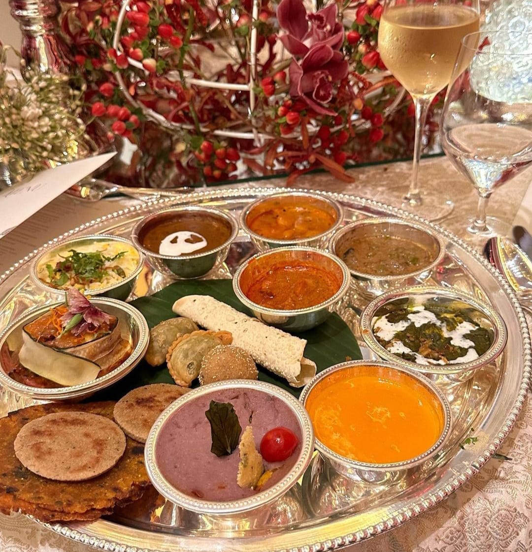 NMACC Food Menu Pics: इवेंट में आए मेहमानों को चांदी की थाली में परोसे गए स्वादिष्ट व्यंजन, वायरल हुई तस्वीर - MP Breaking News