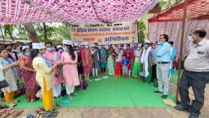 Betul News : एनएचएम संविदा स्वास्थ्य कर्मचारियों का शासन के विरोध में अनूठा प्रदर्शन