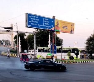 रईसजादों की करतूत, बीच सड़क लग्जरी कार से स्टंट, पुलिस बनी तमाशबीन, लोगों की जान डाली मुसीबत में