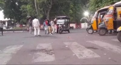 ऑटो चालक बीच सड़क पर मना रहे थे जन्मदिन, मौके पर पहुंची पुलिस ने किया यह काम