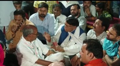 पूर्व मुख्यमंत्री दिग्विजय बीच सड़क पर खटिया डालकर धरने पर बैठे