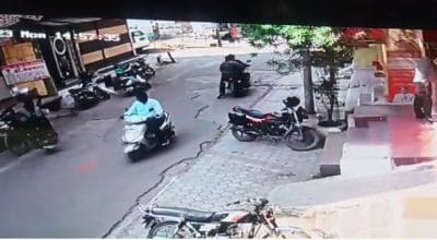 Katni News : बैंक से पैसे निकाल दवाई लेने पहुंचा डॉक्टर, बाइक पर रखा बैग ले उडे चोर, सीसीटीवी में घटना कैद